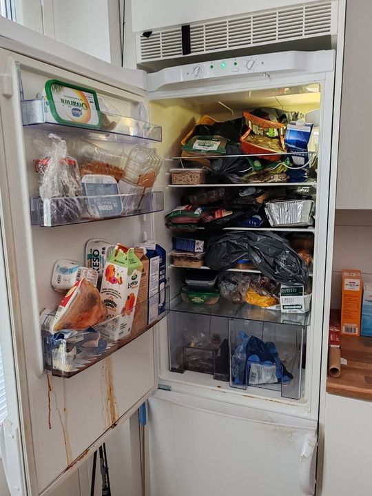 Roskaantunut jääkaappi ongelma-asunnossa